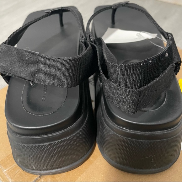 CHARLES & KEITH thong Sandals - Picture 3 of 6